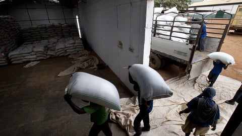 Trabajadores cargando sacos de café