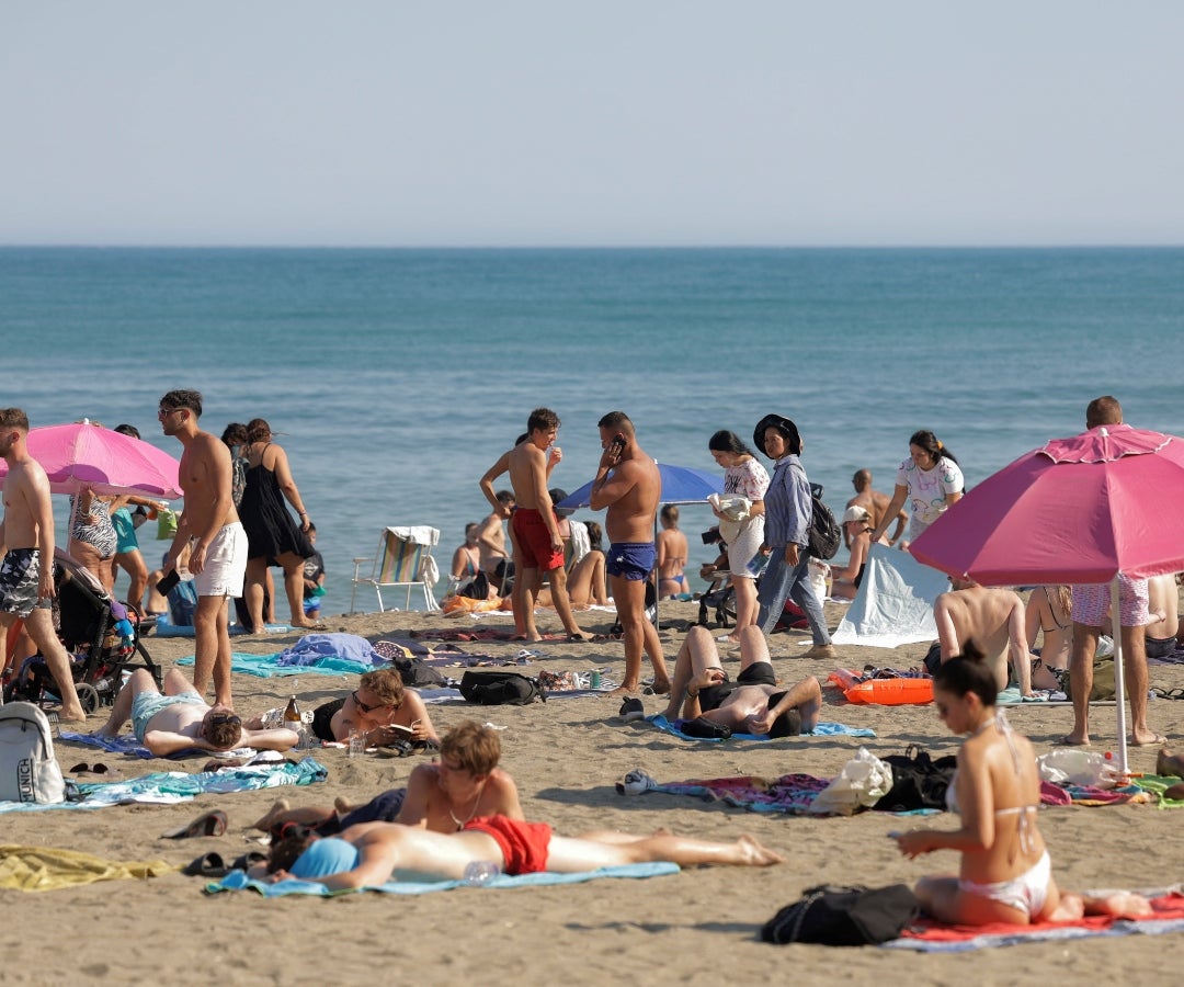 Turistas en España impulsan el PIB más de lo esperado