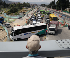 Camioneros realizan bloqueos al sur de la ciudad sobre en la estación Molinos en modo de protesta por la reciente respuesta del Ministerio de Transporte y el alza del Acpm Camioneros realizan bloqueos al sur de la ciudad sobre en la estación Molinos en modo de protesta por la reciente respuesta del Ministerio de Transporte y el alza del Acpm