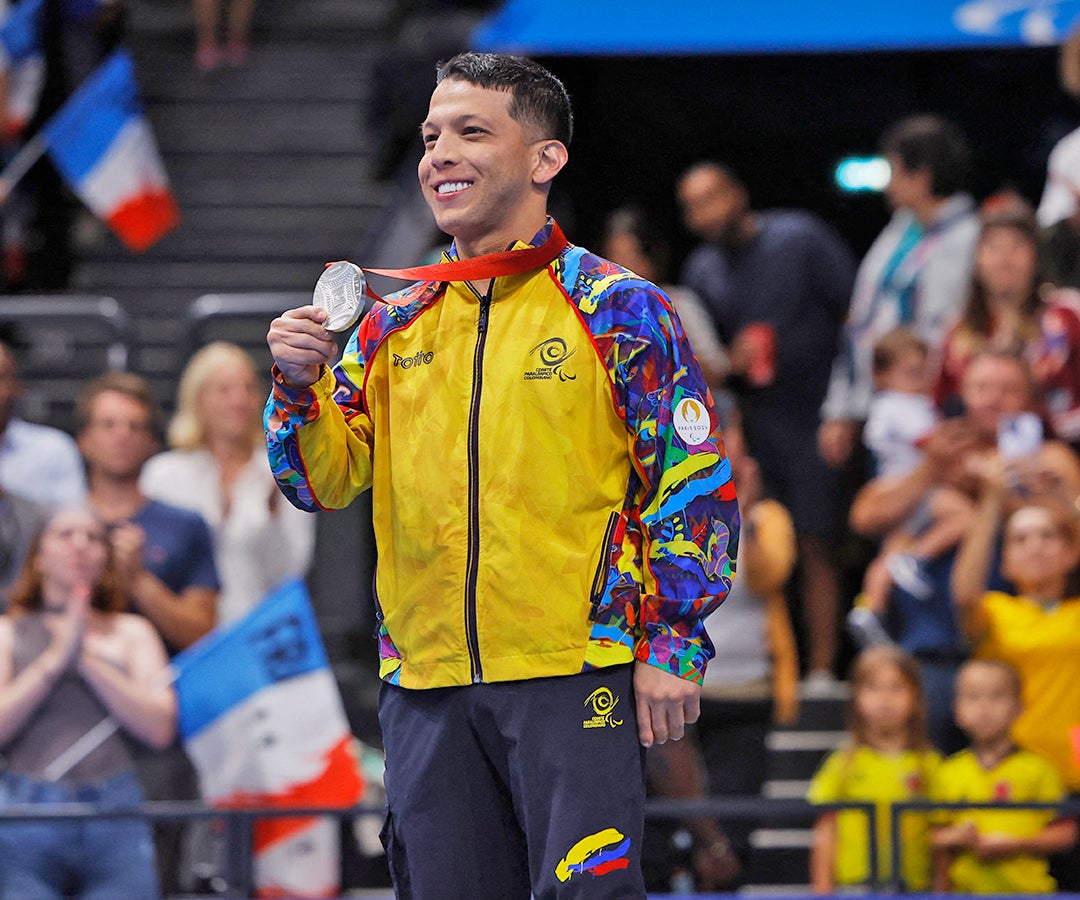 Nelson Crispín recibiendo la medalla de plata en los Juegos Olímpicos de París 2024