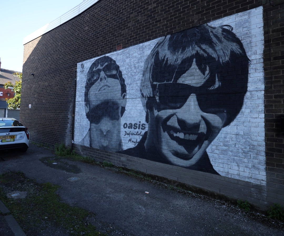 Mural de los miembros de Oasis Liam y Noel Gallagher