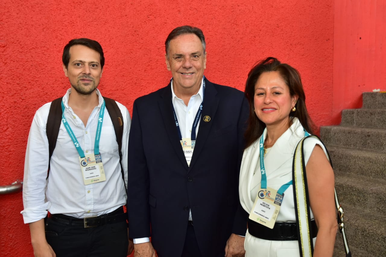 Carlos Ignacio Gallego, presidente de Grupo Nutresa; Claudia Restrepo, rectora de Eafit; y David Escobar, director de Comfama