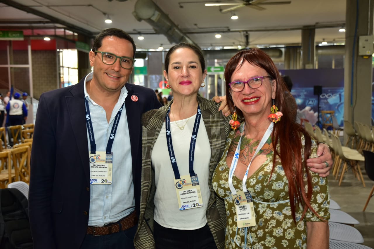 Alejandro Zapata, CEO y cofundador de Portafolio Verde; Juliana Arango Uribe, socia de Portafolio Verde; y Brigitte Baptiste, rectora de la Universidad EAN.