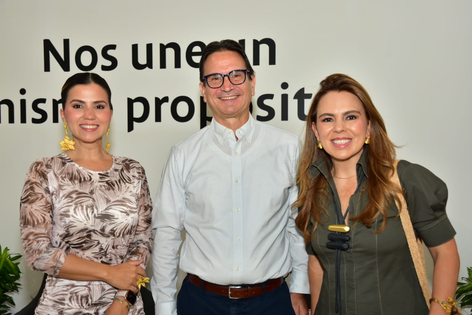 Johana Vasco, gerente de Medios de Bancolombia; Juan Carlos Mora, presidente de Bancolombia; y María José Quiceno, vpta. de Reputación de Bancolombia.