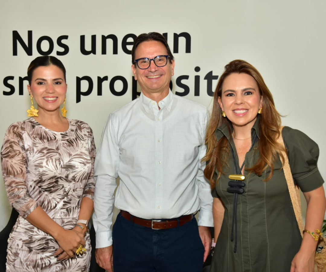 Johana Vasco, gerente de Medios de Bancolombia; Juan Carlos Mora, presidente de Bancolombia; y María José Quiceno, vpta. de Reputación de Bancolombia.