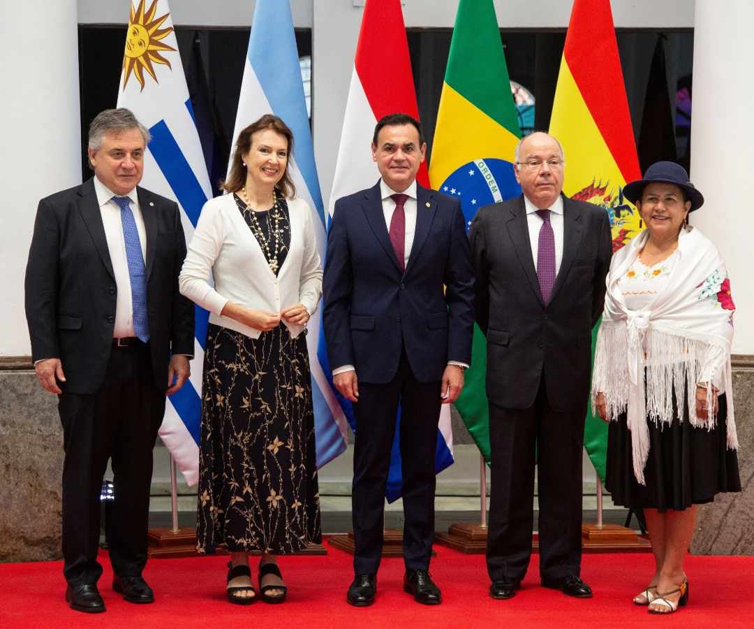 Omar Paganini, ministro de Asuntos Exteriores de Uruguay, desde la izquierda, Diana Mondino, ministra de Asuntos Exteriores de Argentina, Rubén Ramírez Lezcano, ministro de Asuntos Exteriores de Paraguay, Mauro Vieira, ministro de Asuntos Exteriores de Brasil, y Celinda Sosa Lunda, ministra de Asuntos Exteriores de Bolivia, posan para una foto de grupo antes de una reunión del Mercosur en Asunción, Paraguay.