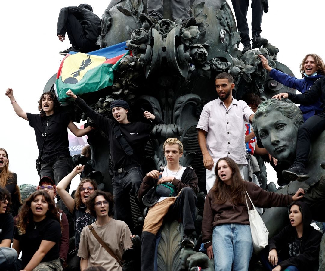 Manifestantes protestan en París contra la negativa de Macron a nombrar primer ministro izquierdista