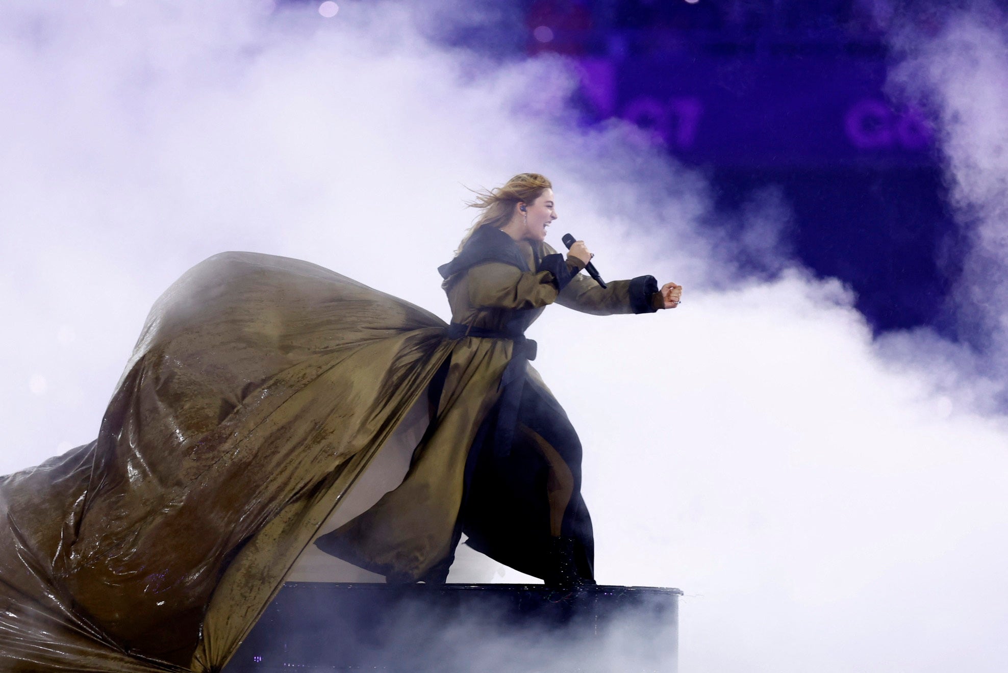 Santa, cantante francesa, se presentó en la ceremonia de clausura