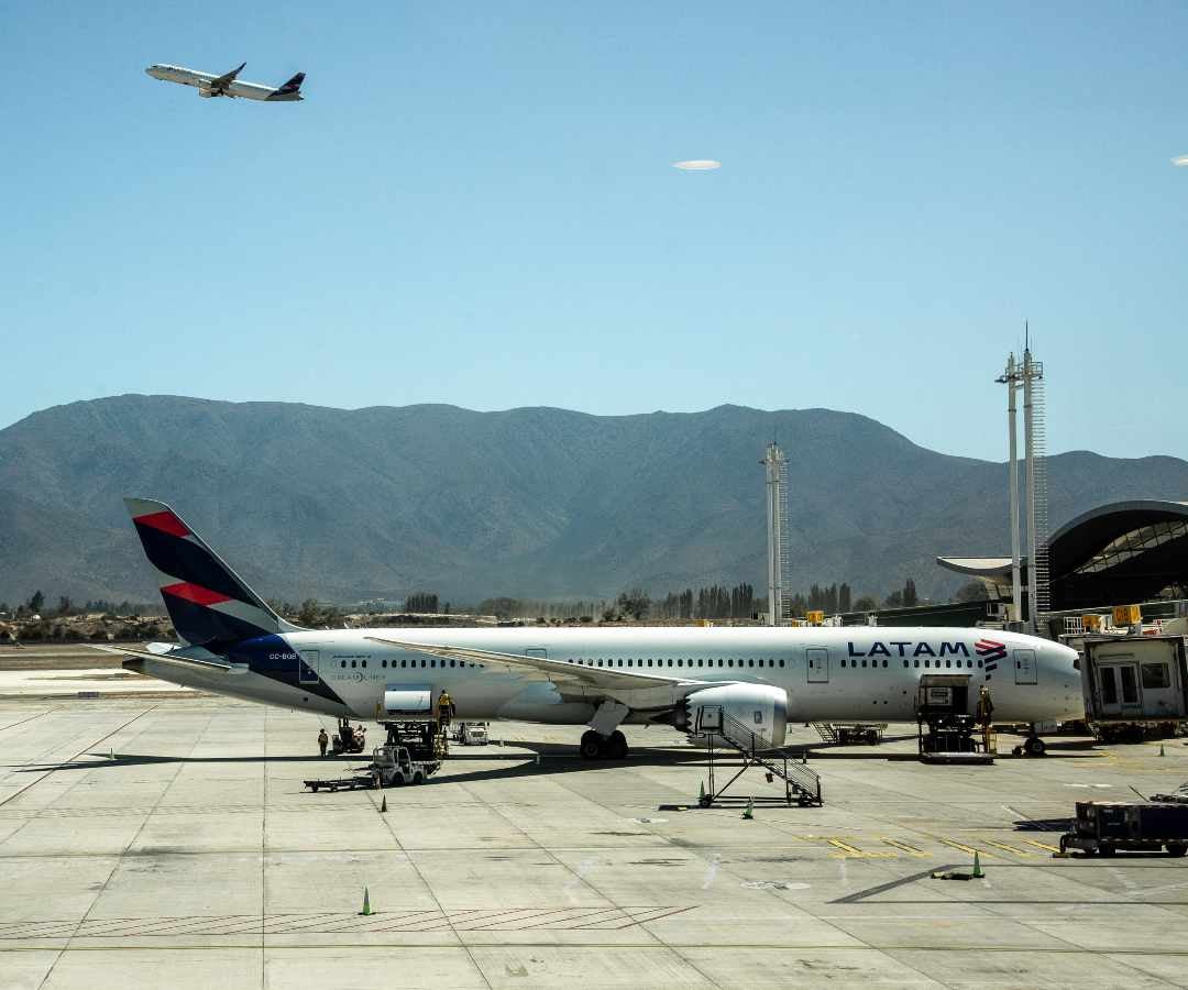 Avión de Latam en pista