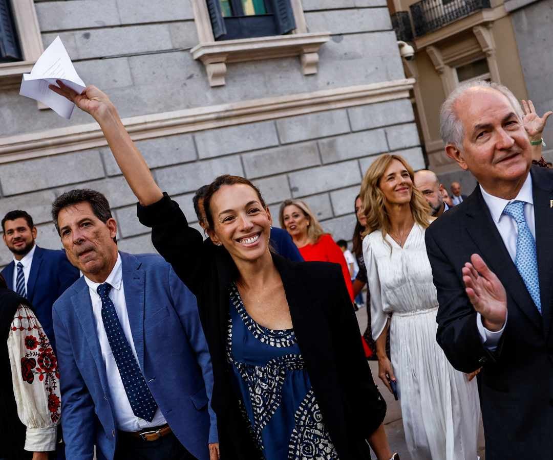 Carolina González, hija del candidato presidencial opositor venezolano Edmundo González, y el líder opositor venezolano Antonio Ledezma abandonan el Parlamento español en Madrid.