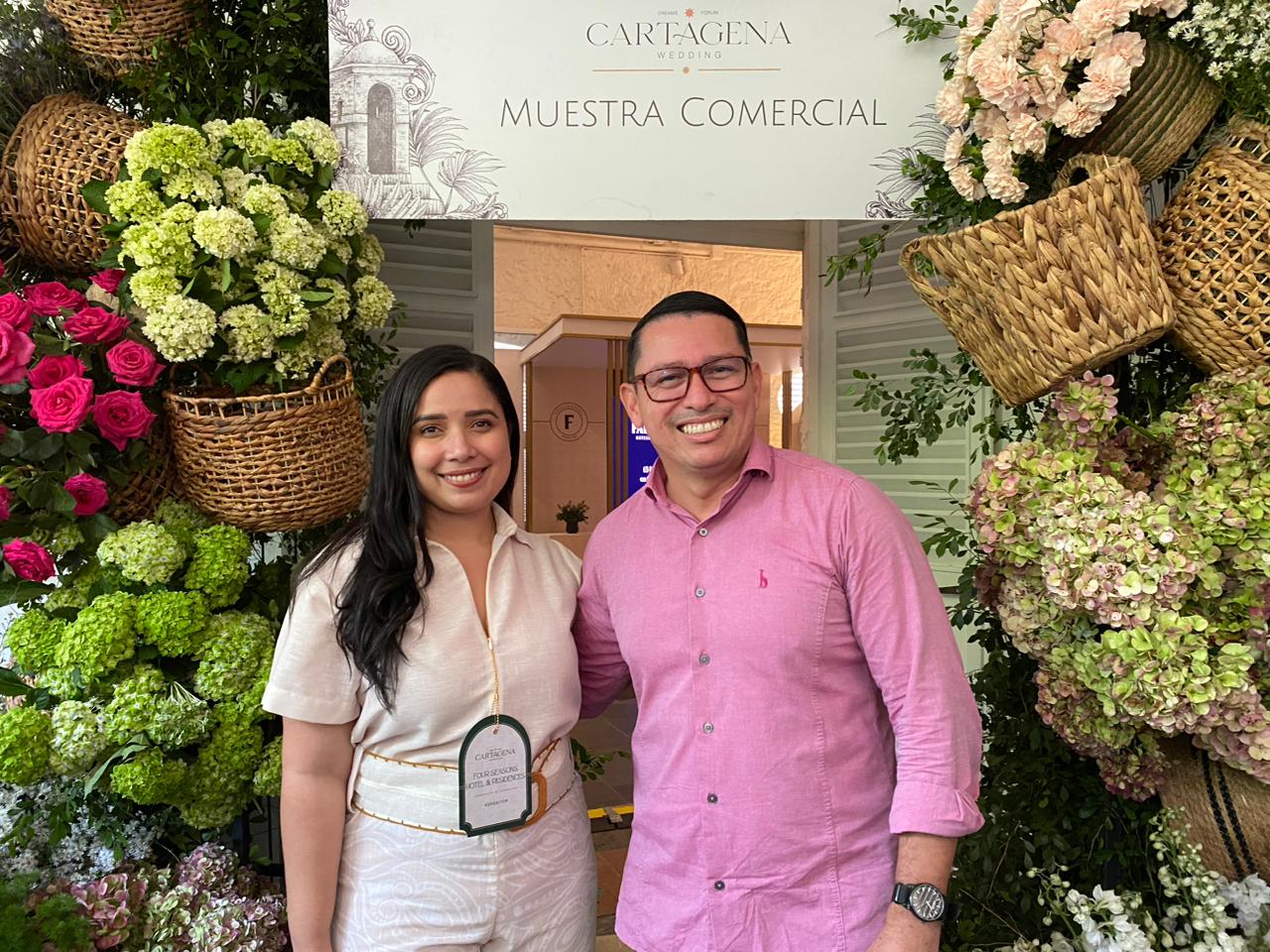 Sarey Orozco, directora de ventas del Four Seasons Hotels and Resorts, y Giovanni Rodríguez, coordinador de ventas del Sophia Hotel