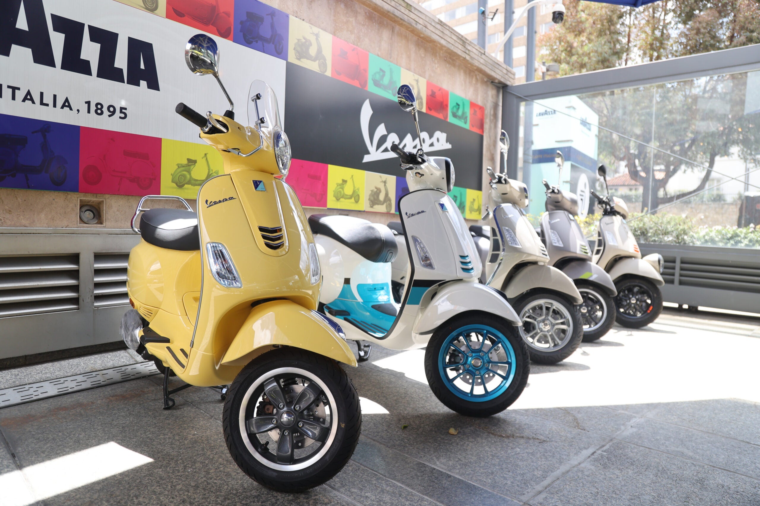 Vespas en el Concesionario Off We Go