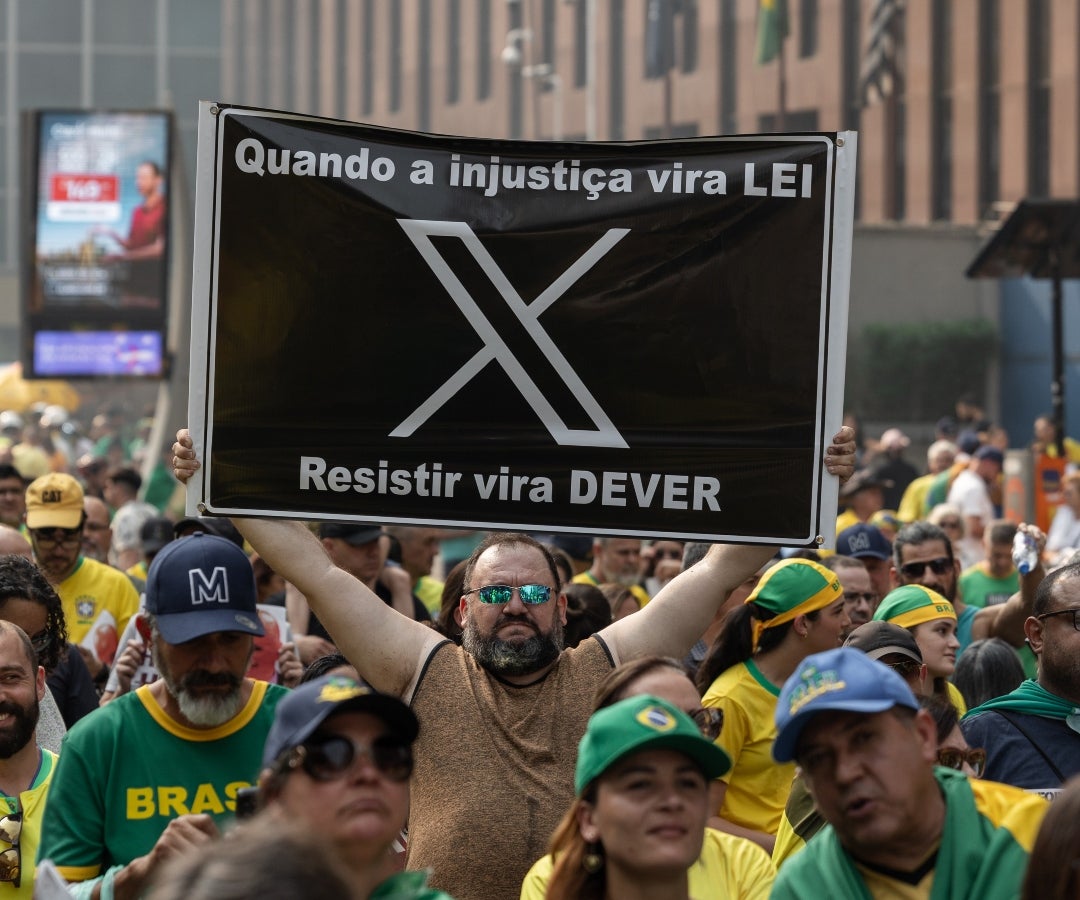 Manifestantes que se oponían al bloqueo de X en Brasil