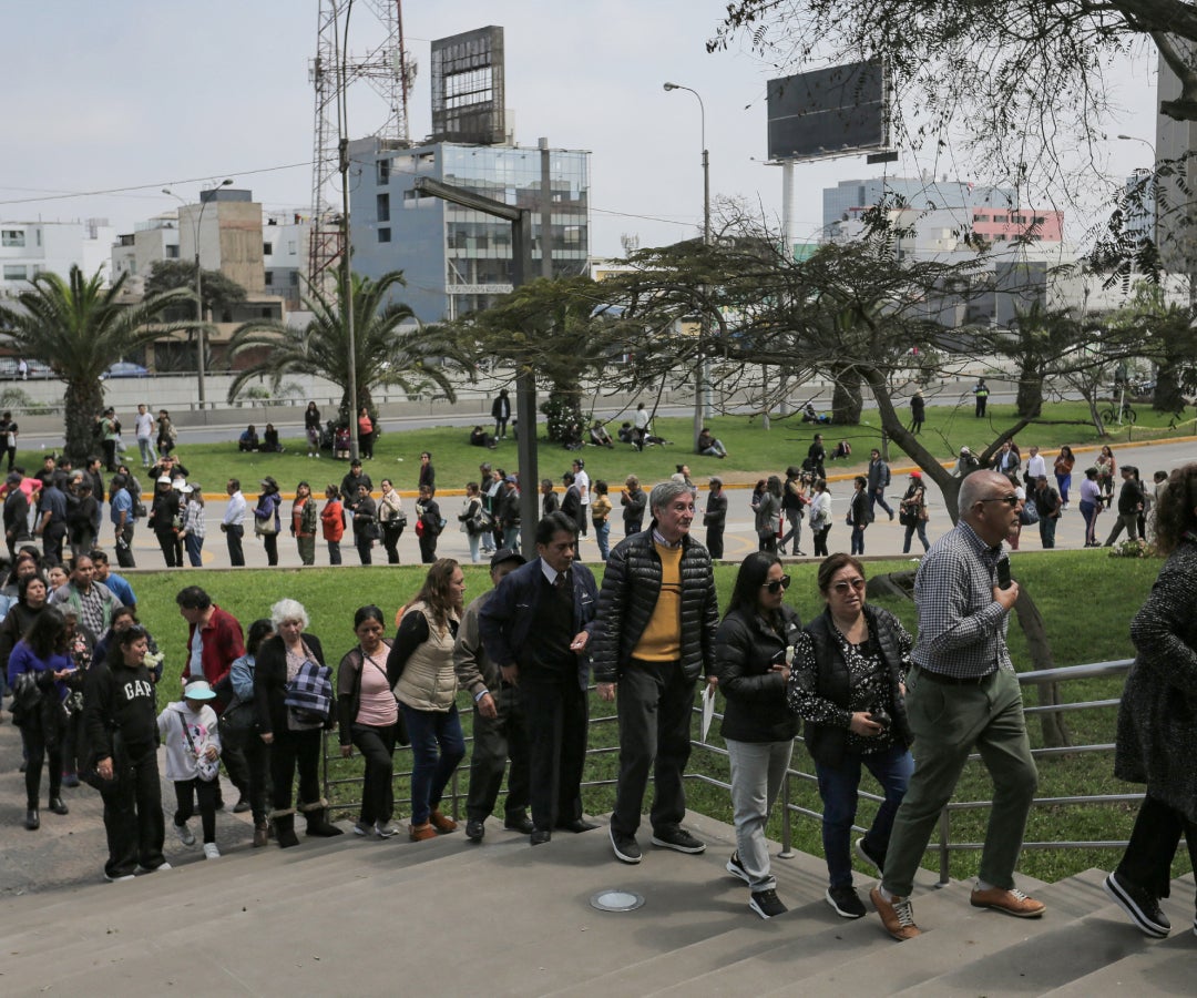 Personas hacen fila para despedir a Fujimori