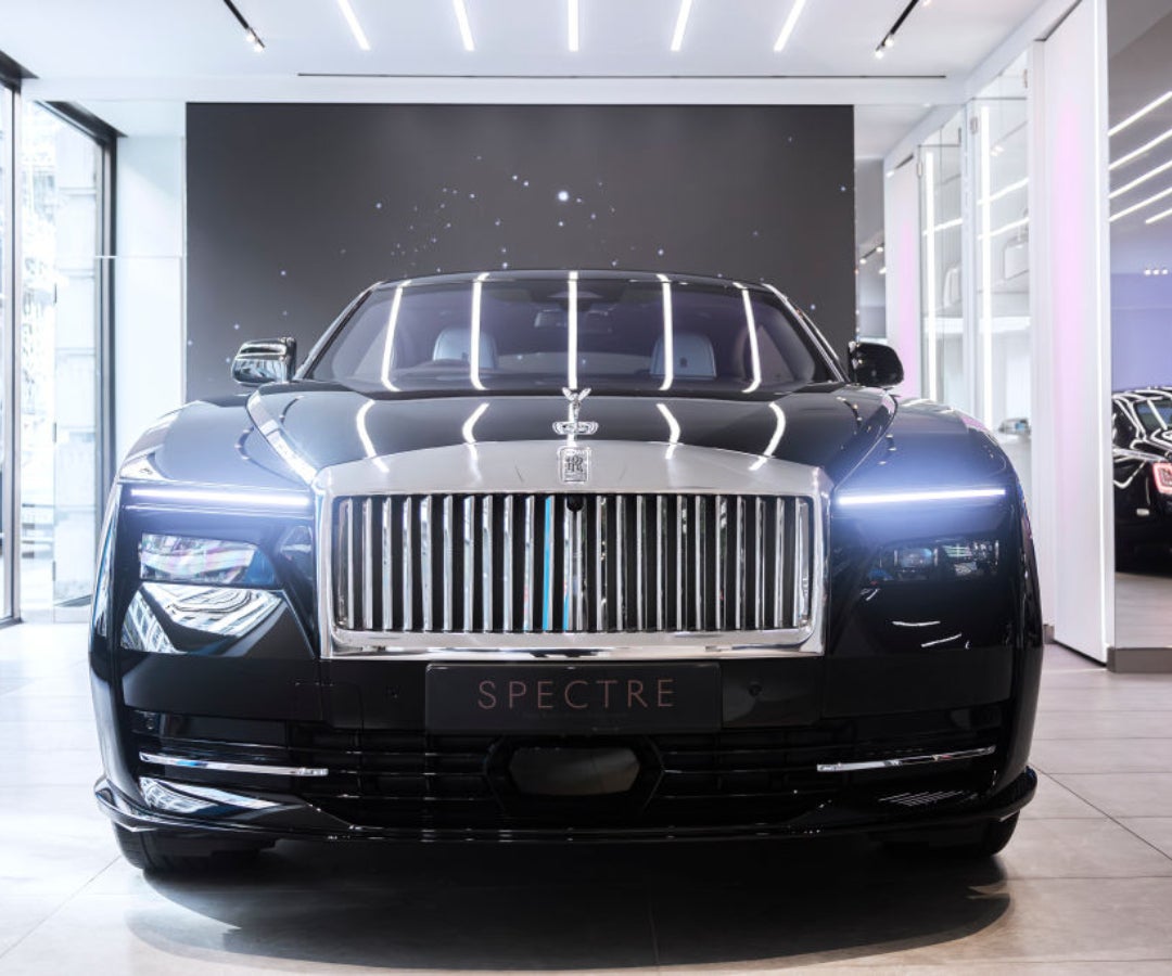 El Rolls-Royce Spectre en una sala de exposición en Mayfair, Londres.