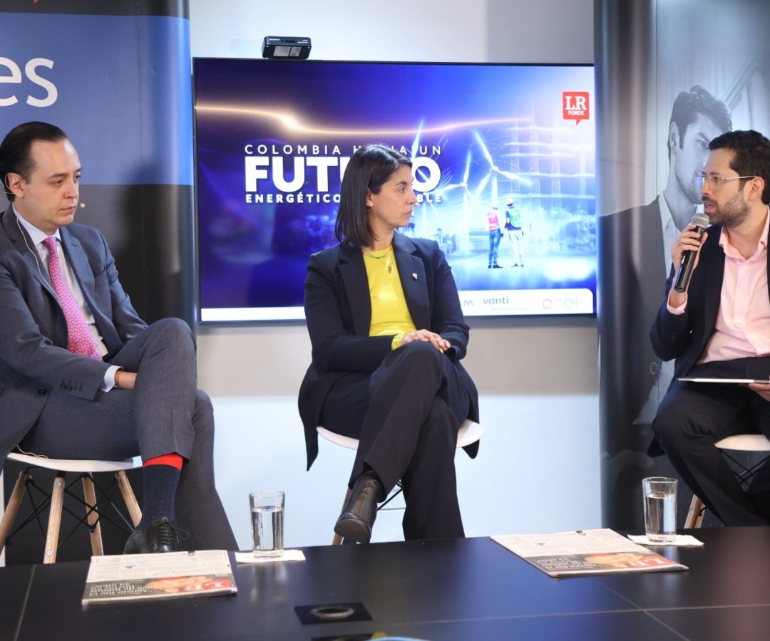 Ricardo Garzón Torres, gerente de Relaciones Institucionales y Sostenibilidad de Vanti; María Lara, gerente de asuntos corporativos Latam Airlines Colombia; y Raúl Lancheros, director de Asuntos Sectoriales y Regulatorios de Acolgen.