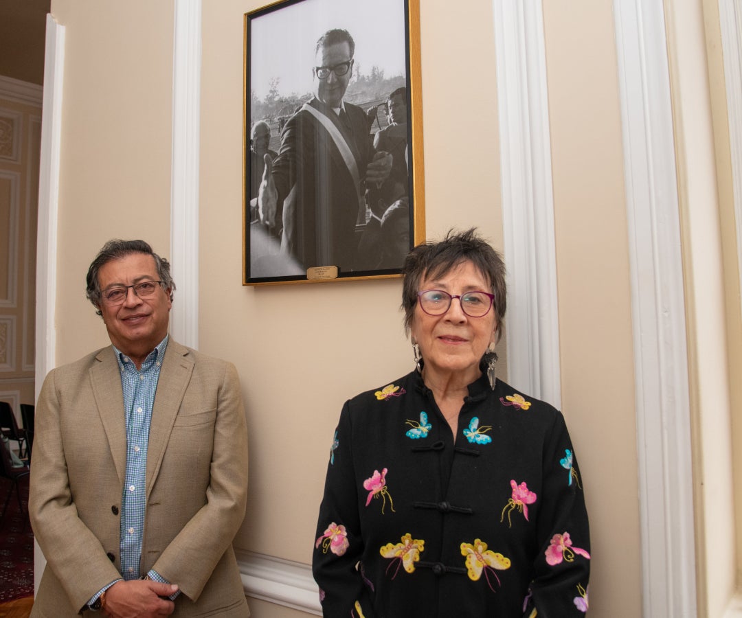 El presidente Gustavo Petro junto a la embajadora de Chile, María Inés Ruz Zañartu, posan junto al retrato