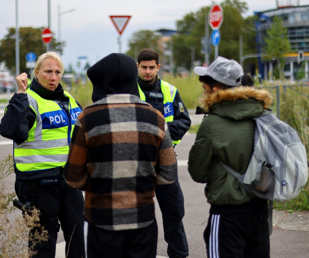 Policía alemana haciendo registros en frontera con Francia