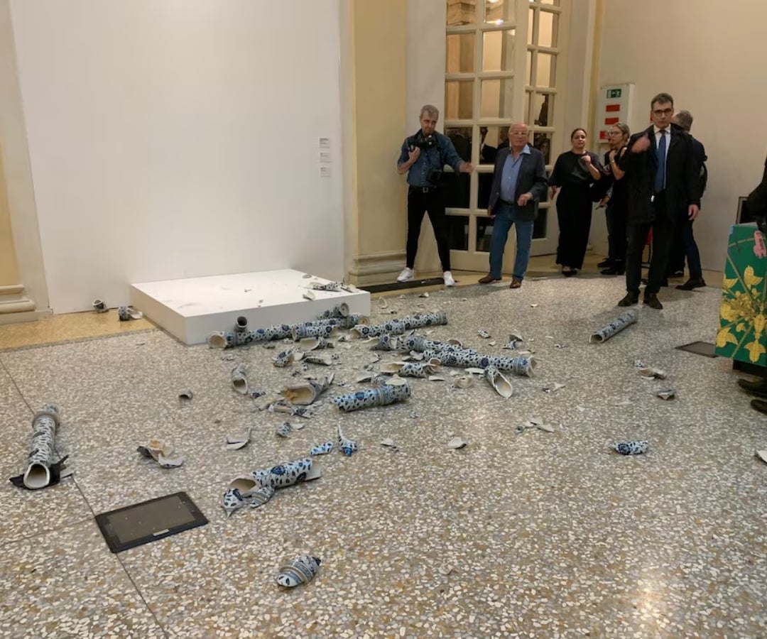 'Porcelaine Cube' del artista Ai Weiwei tras ser destruido durante la inauguración de la exposición.