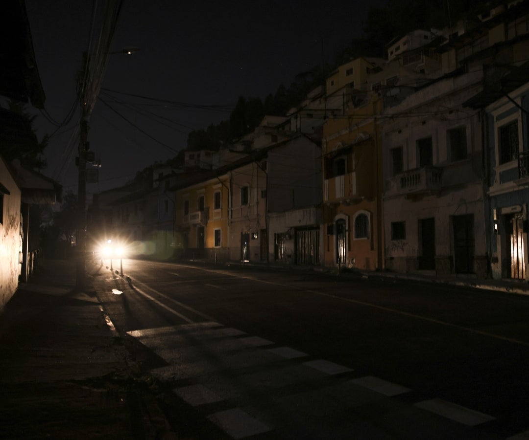 Edificios residenciales durante un apagón en Quito