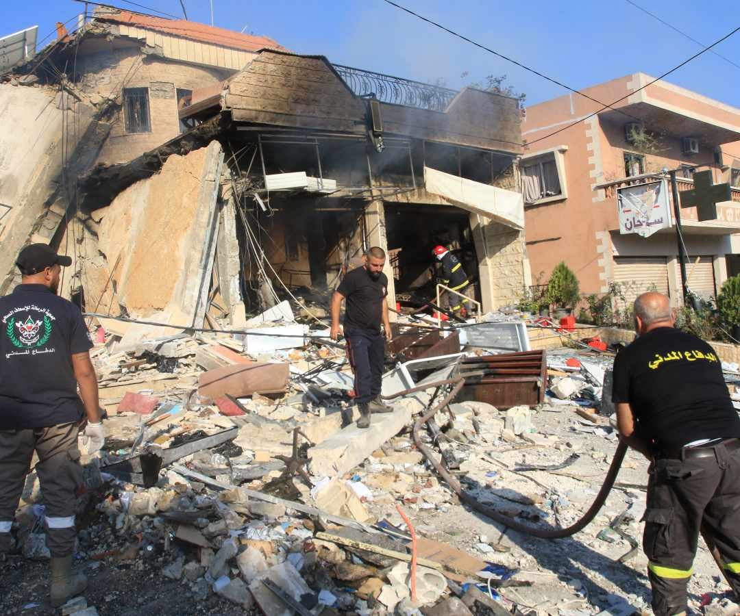 Rescatistas inspeccionan los escombros en el lugar de un ataque israelí nocturno contra una farmacia en la aldea de Akbiyeh, al sur del Líbano, el 24 de septiembre.