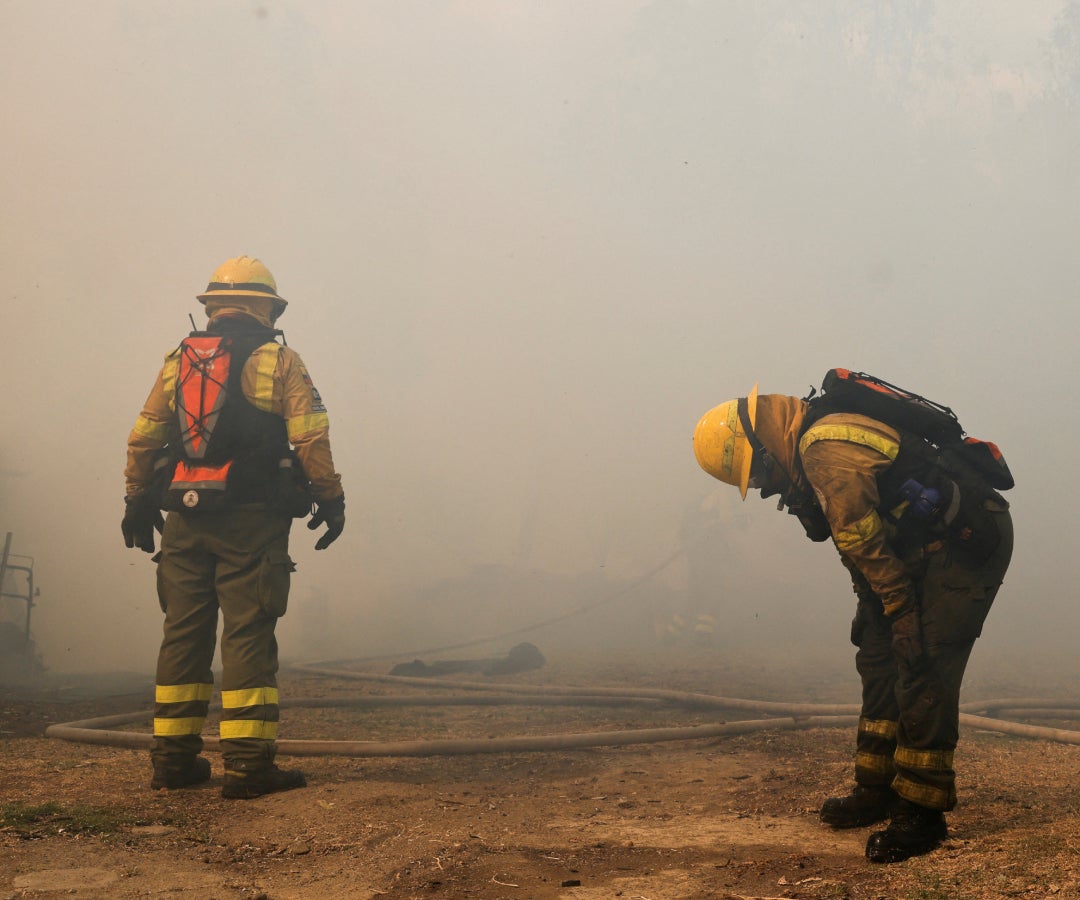 Bomberos intentan apagar el incendio en Quito