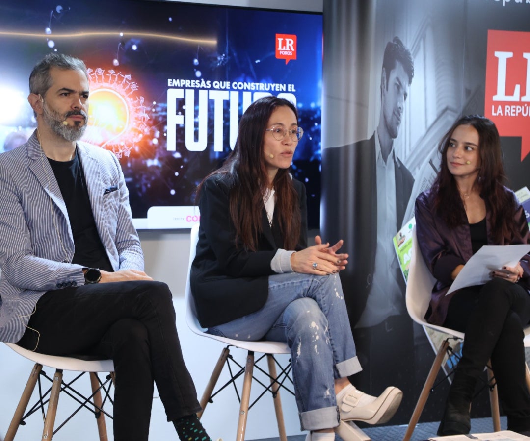 Lucas Yepes Bernal, responsable empresas en Comfama; Carolina Astaiza, global people director de Clara; y Laura Vega, cofundadora de Fleik
