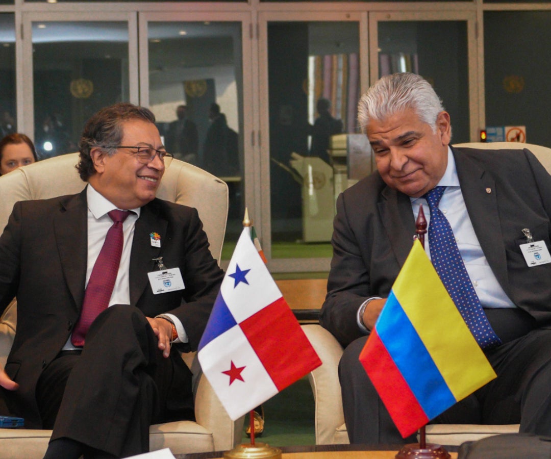 El presidente Gustavo Petro junto con su homólogo de Panamá, Raúl Merino