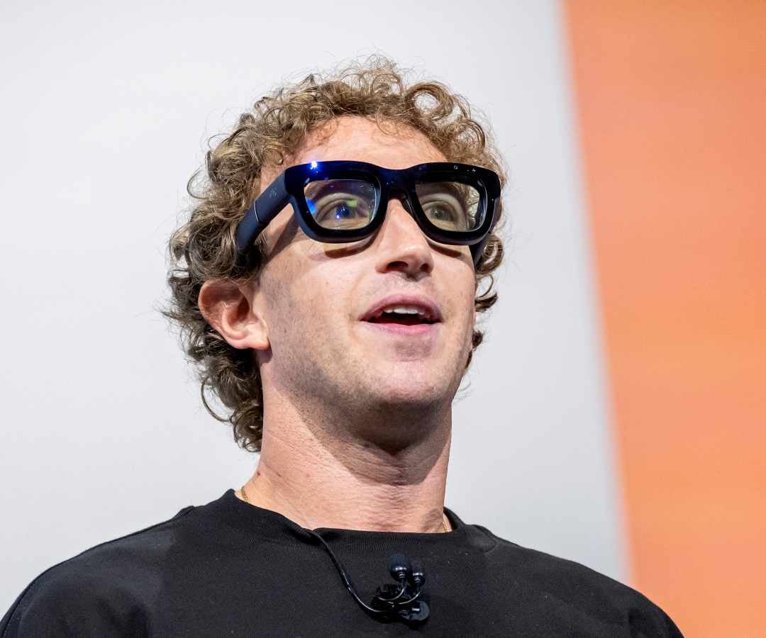 Mark Zuckerberg usando sus gafas de realidad aumentada Orion durante el evento Meta Connect