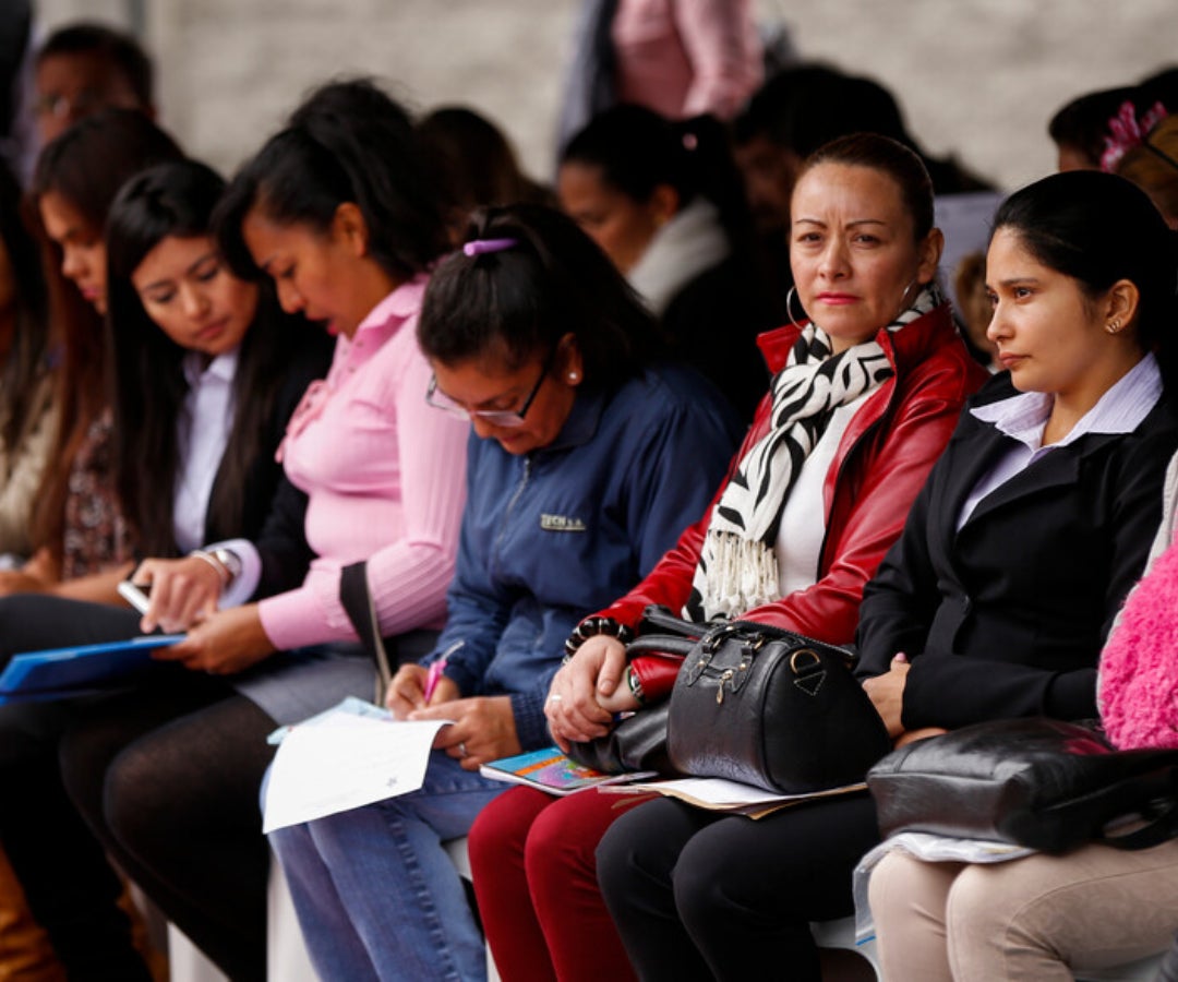 Un grupo de ciudadanas en una feria de empleo