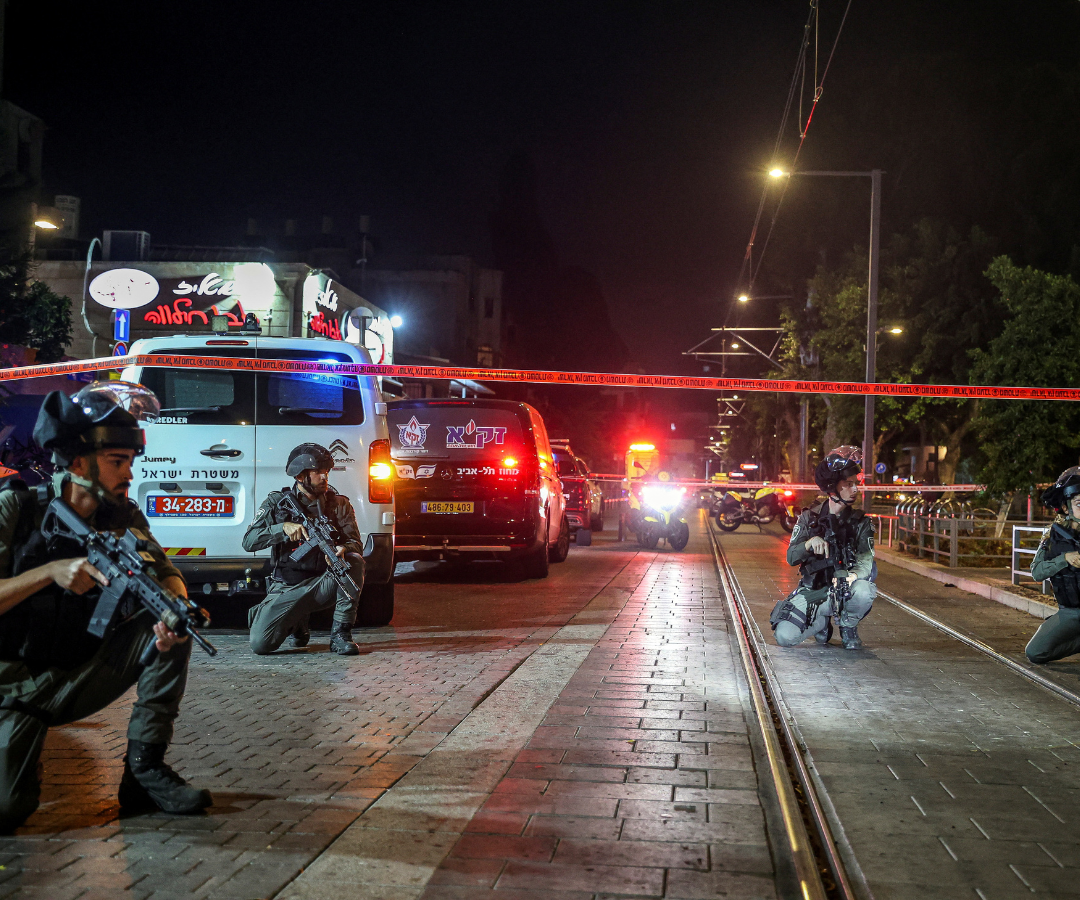 La policía fronteriza israelí toma posiciones en el lugar de un ataque mortal a tiros en Jaffa