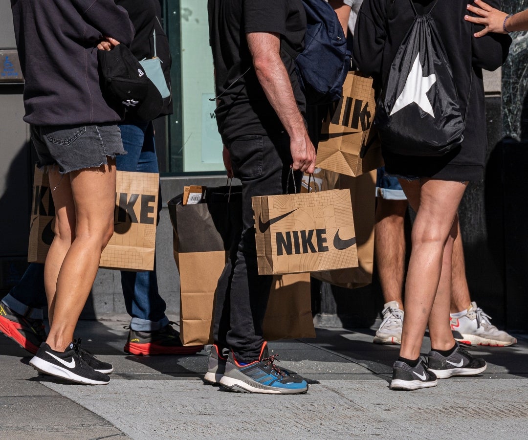 Las acciones de Nike subieron menos de 1%