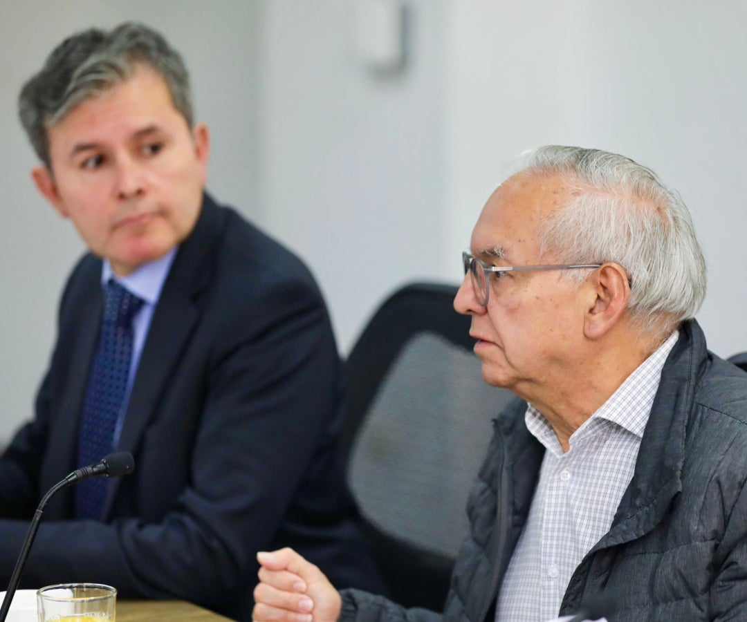 El ministro de Hacienda, Ricardo Bonilla, junto al director de Crédito Público, Carlos Roberto Acosta