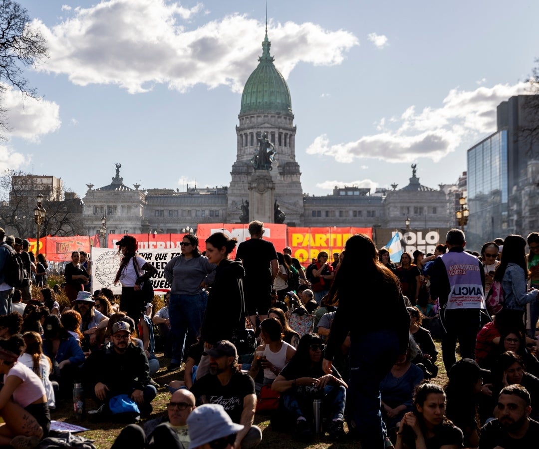 Protestas en Argentina contra campaña de austeridad de Milei