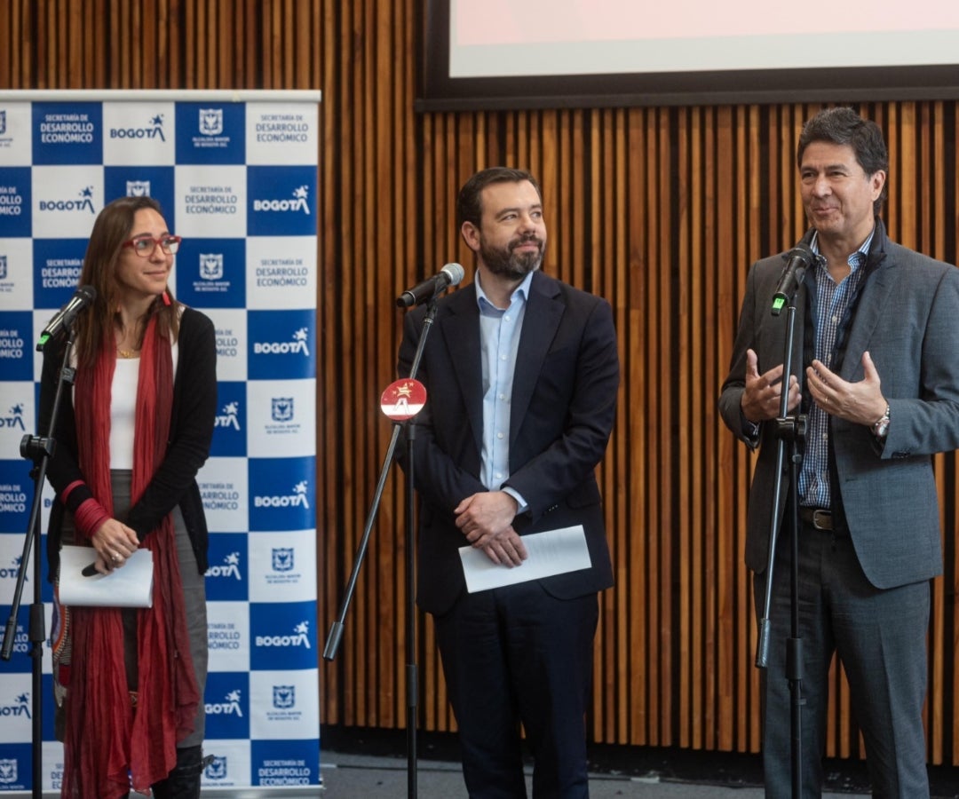 Maria del Pilar Uiribe, secretaria de Desarrollo Económico; Carlos Fernando Galán, alcalde de Bogotá, y Javier Díaz Fajardo, presidente de Bancóldex