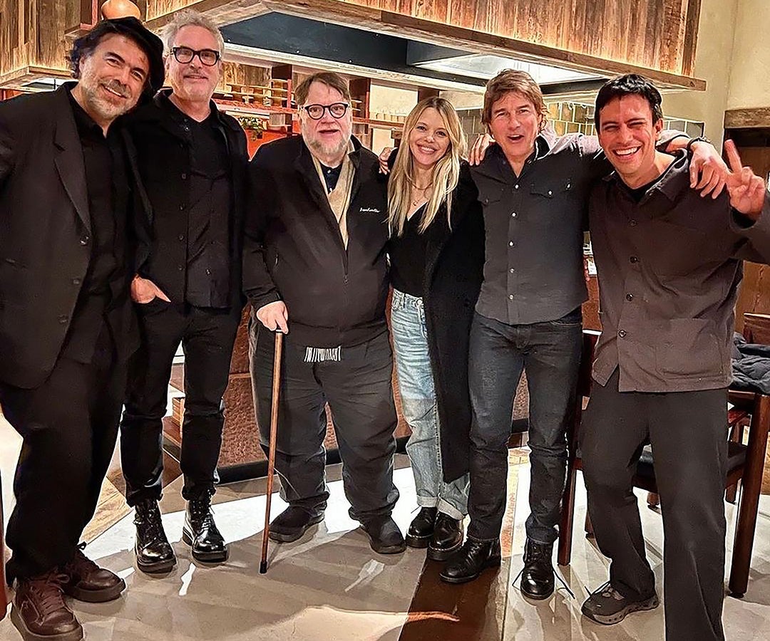 ¡Reunión de genios! Los cineastas mexicanos_Alejandro Inarritu, Alfonso Cuaron, Guillermo Del Toro y Tom Cruise en un restaurante recientemente.