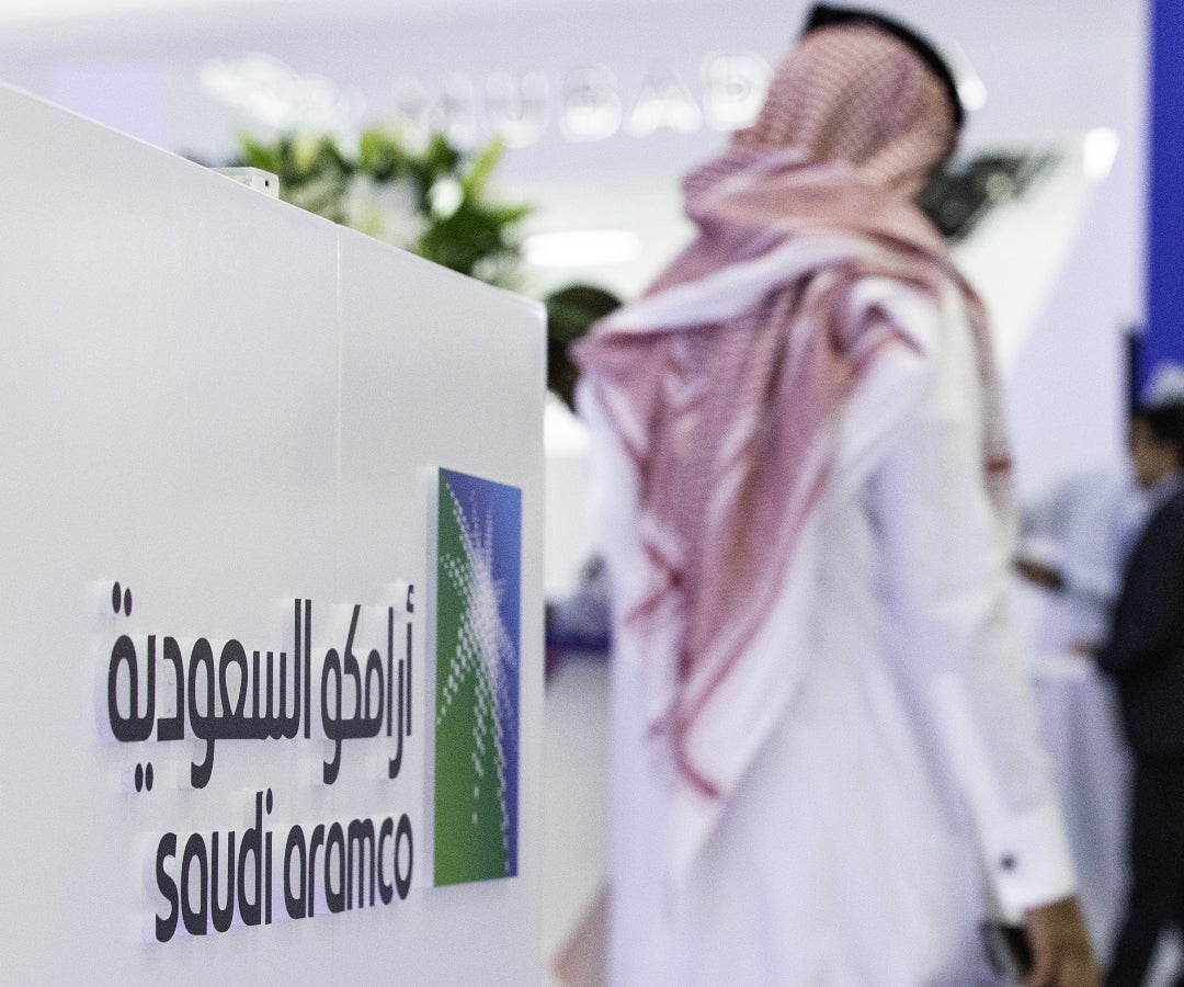 Arabia Saudita eleva precio del petróleo en Asia en medio de volatilidad del mercado