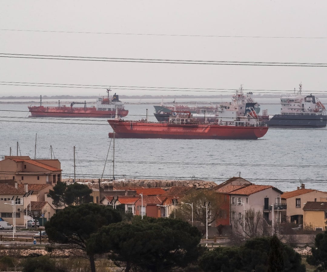 Turistas del petróleo inundan el mercado en masa en su mayor repunte en dos años