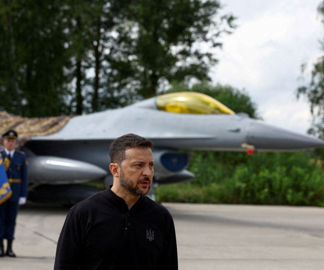 Zelenski frente a un avión de combate F- 16