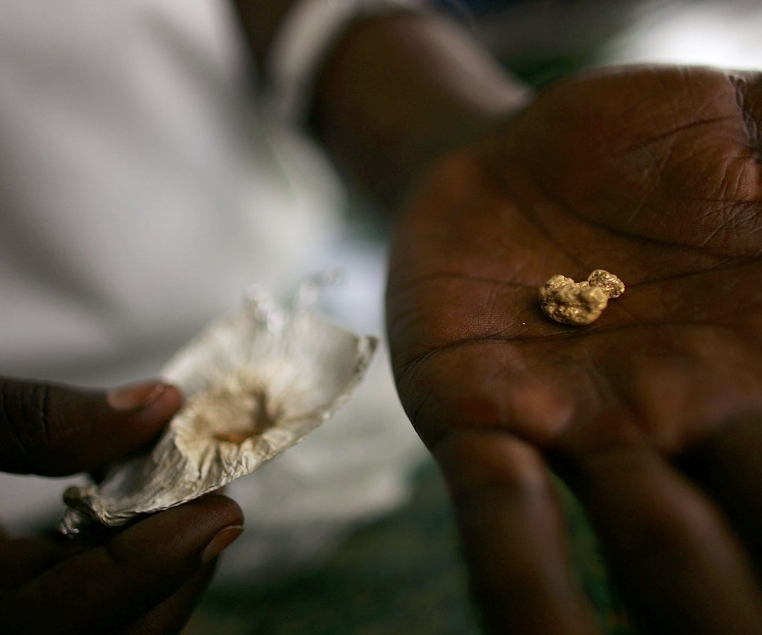 Un cubo de oro en Mongbwalu, República Democrática del Congo