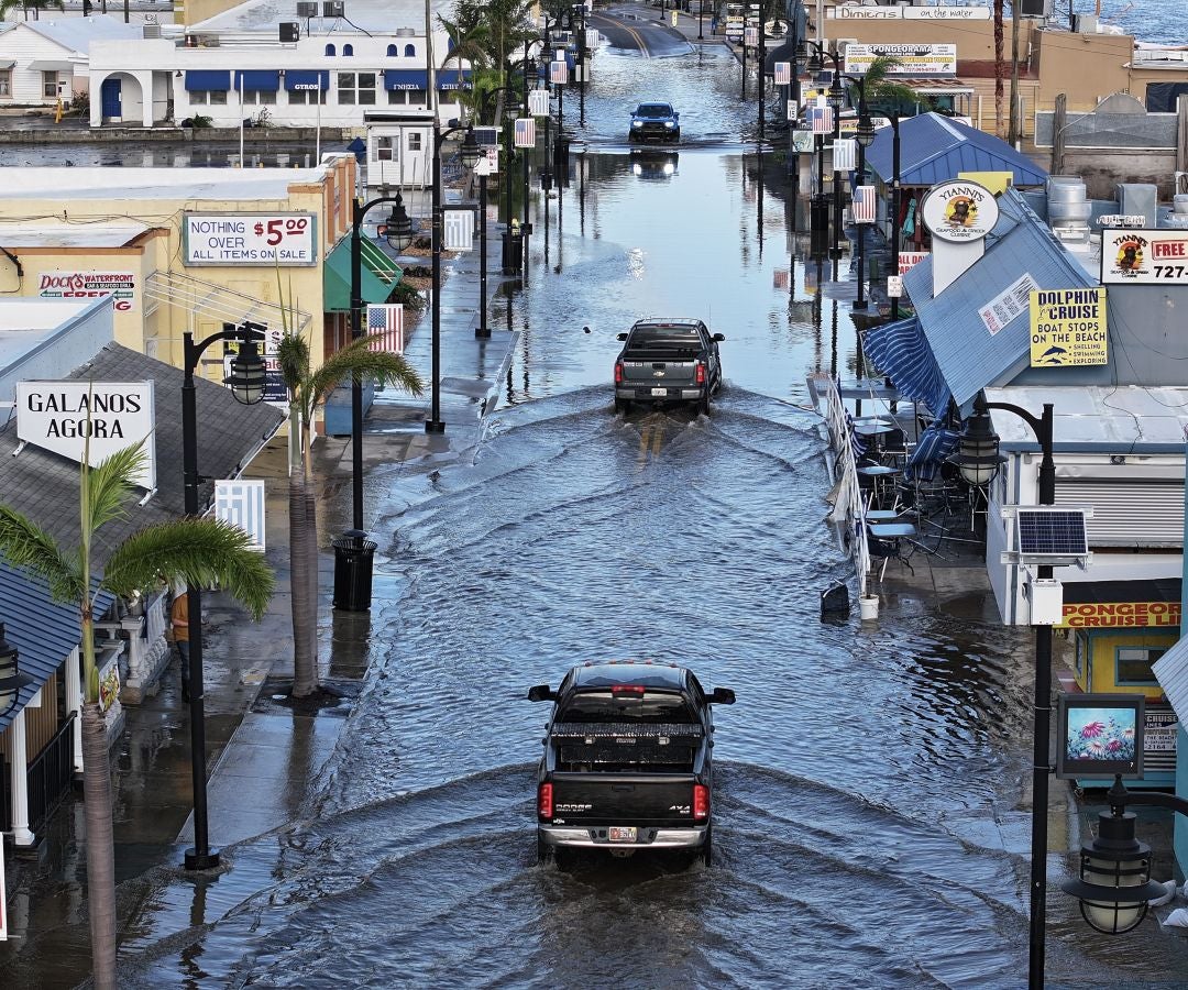 Aguas de inundación en la calle principal de Parpon Springs, Florida