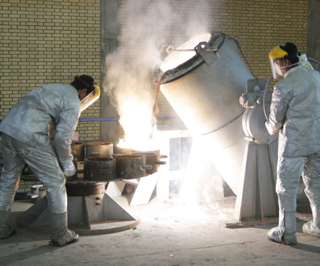 Técnicos trabajan en el interior de una instalación de conversión de uranio en Irán