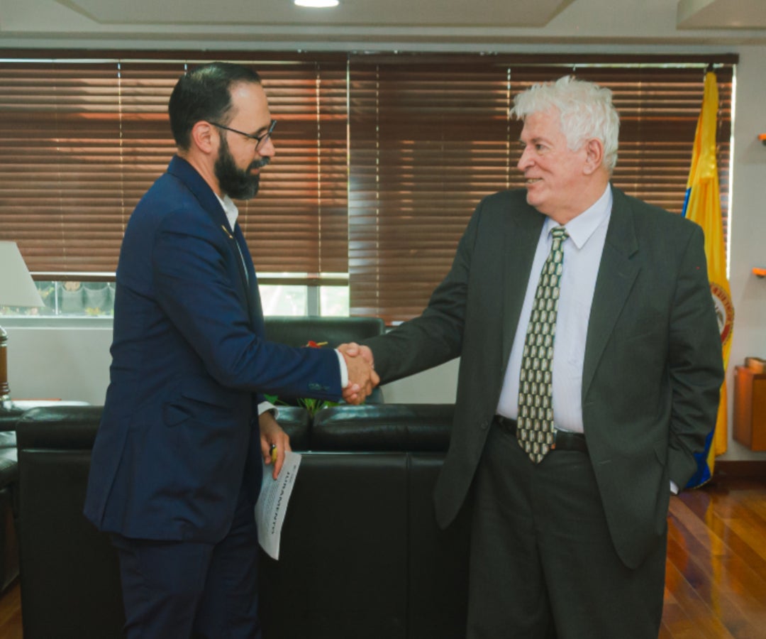 El ministro de Minas y Energía, Andrés Camacho, junto con Manuel Peña Suárez