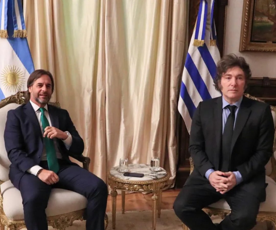 Luis Lacalle Pou, presidente de Uruguay, y Javier Milei, presidente de Argentina