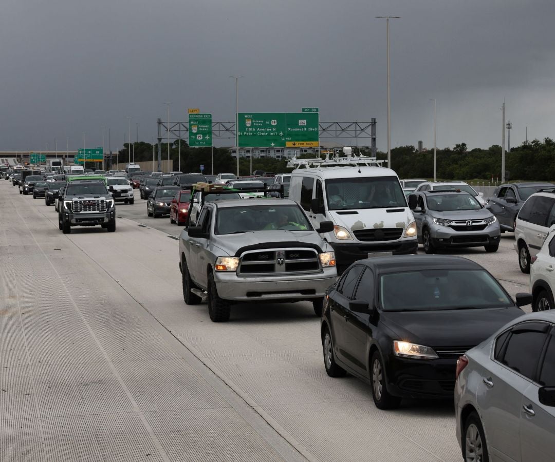 Tráfico denso mientras la gente evacua ante la llegada del huracán Milton en Florida