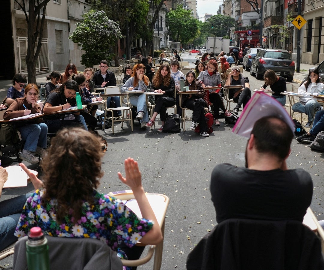 Universitarios argentinos imparten clases al aire libre en protesta por los recortes presupuestarios