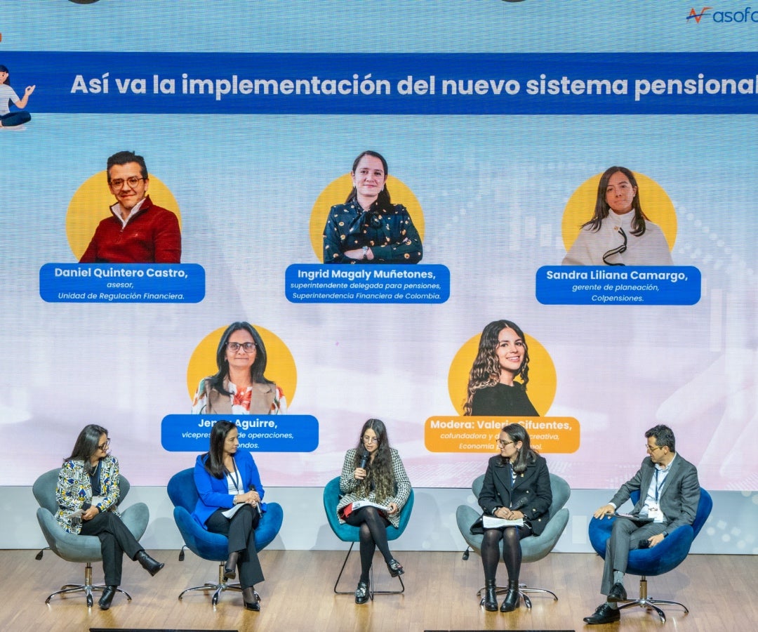 Daniel Quintero, asesor de la URF; Ingrid Muñetones, superintendente delegada para pensiones de la SFC; Sandra Camargo, gerente delegada planeaciones de Colpensiones y Jenny Aguirre, VP de operaciones de Asofondos, moderado por Valerie Cifuentes, confundadora y directora creativa de Economía para la Pipol