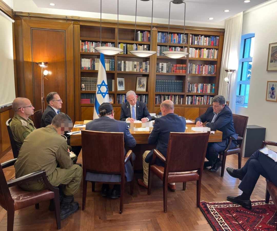 Benjamín Netanyahu, primer ministro de Israel, habla con su cúpula militar y con Joe Biden por teléfono.