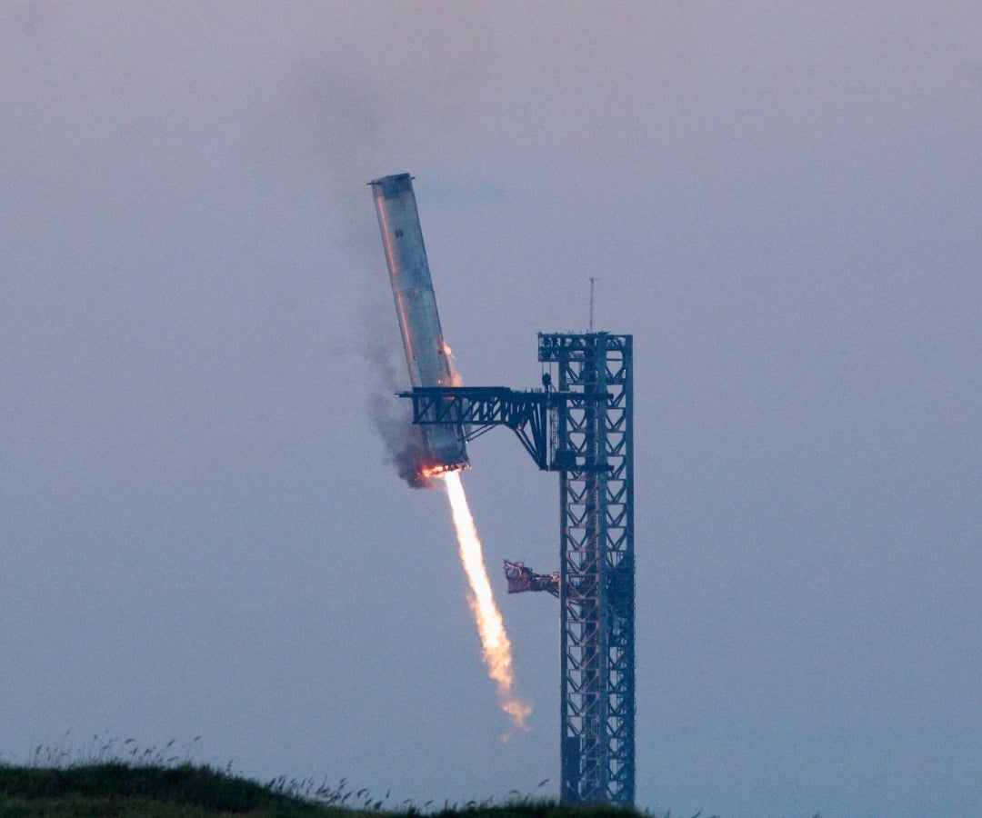 El cohete Super Heavy de SpaceX aterriza durante la quinta prueba de vuelo de la nave espacial Starship de SpaceX.