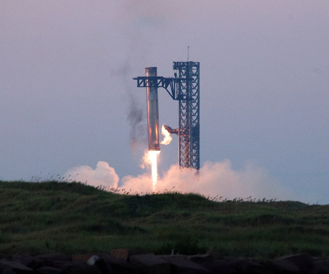 El cohete Super Heavy de SpaceX aterriza durante la quinta prueba de vuelo de la nave espacial Starship de SpaceX